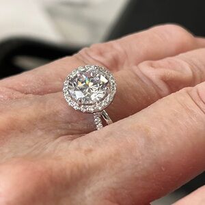 Stunning Swarovski-grade Austrian crystal solitaire w/halo Accents. 925 s.silver